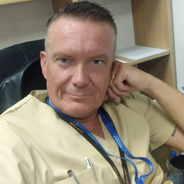 Marcin Siwecki
Technik sterylizacji i kierownik Centralnej Sterylizatorni w Poznaniu. Precyzyjny, odpowiedzialny, dba o bezpieczeństwo pacjentów. Po pracy – miłośnik podróży i teatru. Łączy profesjonalizm z wrażliwością.