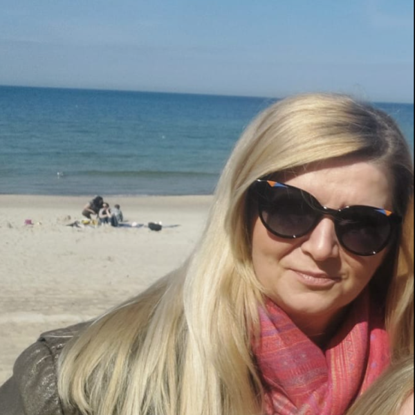 Agata Majchrzycka
Kierowniczka Centralnej Sterylizatorni. Skupiona, skrupulatna, niezastąpiona. Prywatnie – pasjonatka książek, podróży i muzyki filmowej. Ciepła osoba z ogromnym poczuciem humoru.