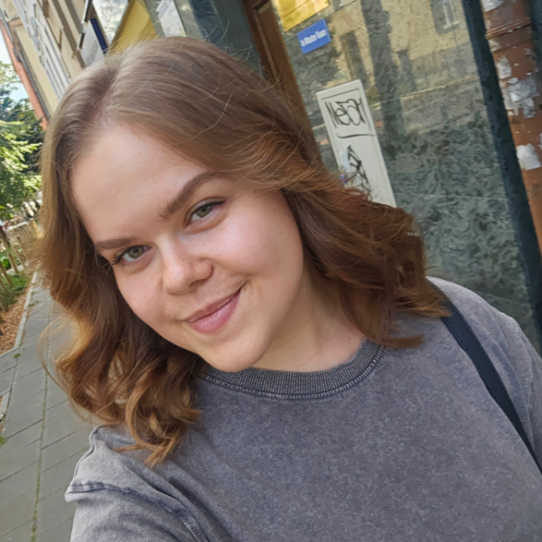 Albina Piskovska Lektorka języka polskiego jako obcego. Empatyczna, elastyczna, z pasją uczy dzieci, dorosłych i uchodźców. Tworzy własne materiały. Kocha języki i rękodzieło.