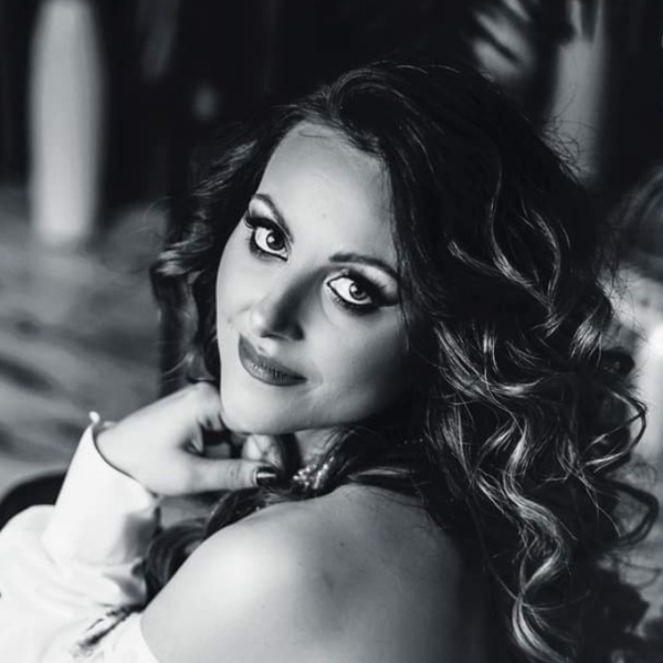 Miriam Kaczmarek Technik masażysta, prowadzi salon Beauty Queen i wspiera dzieci w przedszkolu terapeutycznym. Mama, która łączy serce do ludzi z miłością do natury i spontanicznych podróży.