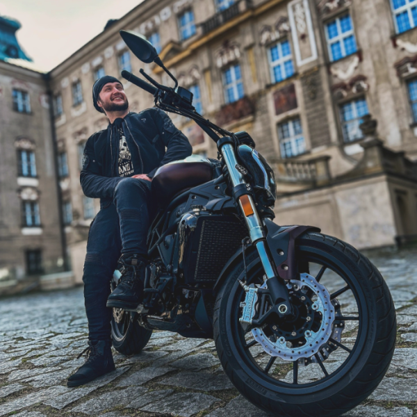Patryk Kaptur Fizjoterapeuta i masażysta z duszą muzyka. Ciało to dla niego instrument, a motocykl – wolność. Łączy precyzję terapeuty z artystycznym podejściem do życia.