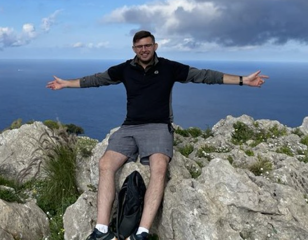 Tomasz Kalinowski Nauczyciel angielskiego z pasją. Tworzy dobrą atmosferę, inspiruje uczniów. Po pracy tańczy i bierze udział w maratonach. Cierpliwy, zaangażowany, pełen kultury.