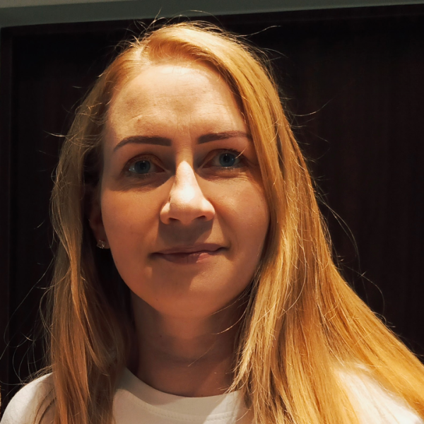 Beata Kóska
Technik administracji, absolwentka GAMMA. Szkoleniowiec rejestratorek medycznych. Pomaga z sercem i pasją. Rozwija się nieustannie, kocha góry i dobrą książkę.